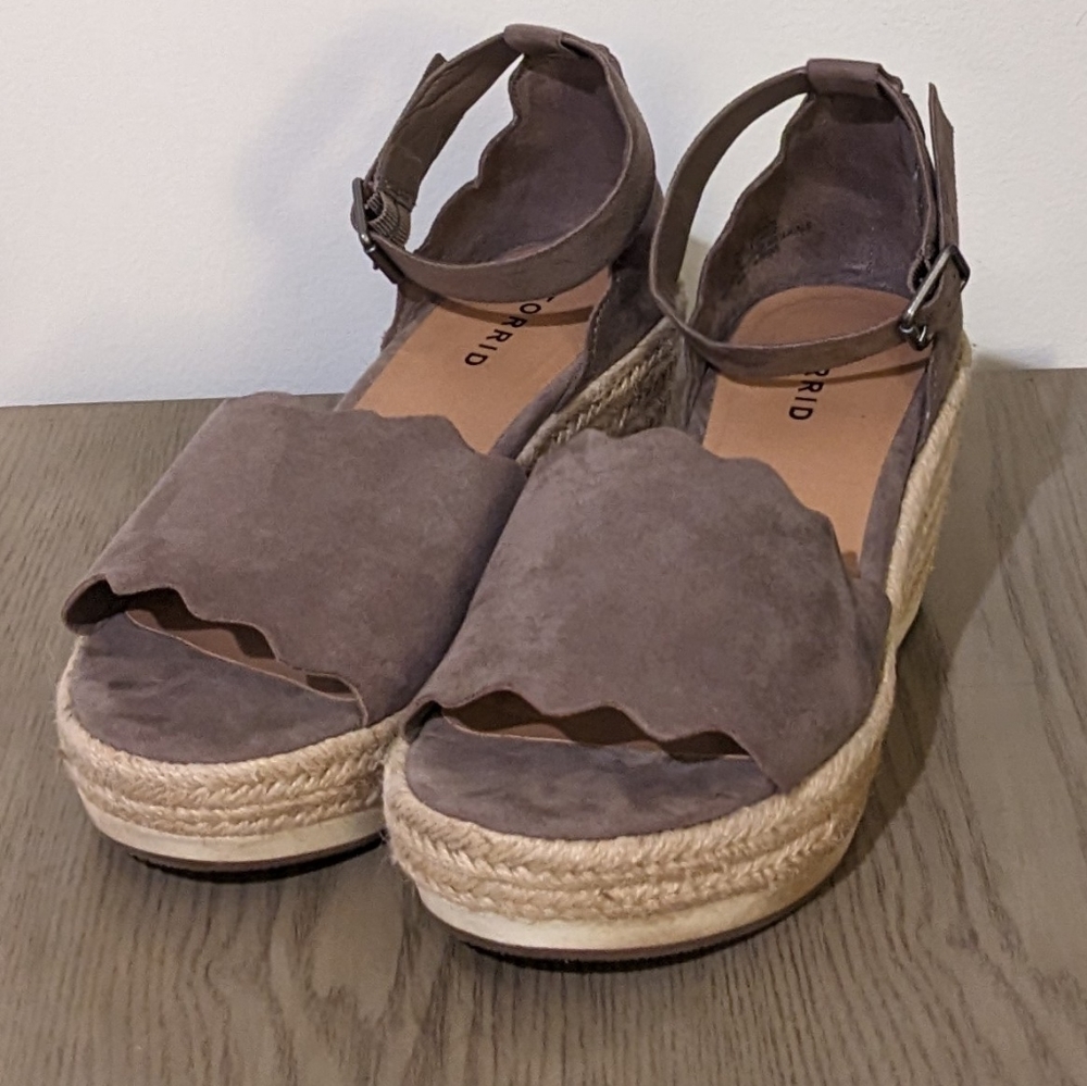 Torrid 7.5W Gray Scalloped Edge Espadrilles Sandals